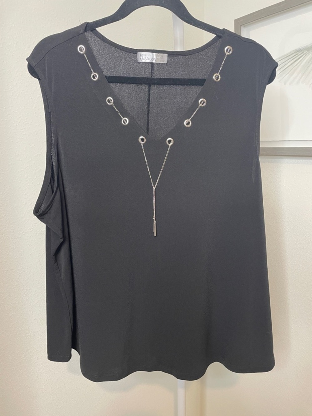 89th & Madison Black V-Neck Sleeveless Blouse with Grommet Chain Detail - Picture 1 of 5